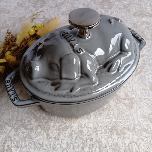 Staub piggy cocotte grey - piggy,