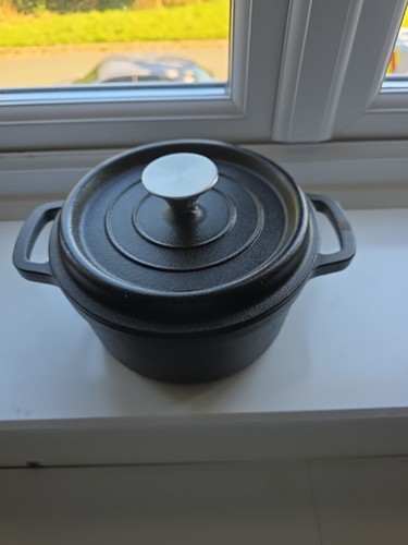 Cast iron pot with - pot,